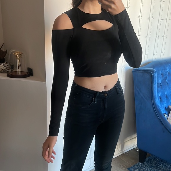 h:ours Diem Cut Out Top in Black - Picture 9 of 13